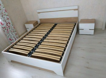 Спальня Анталия (кровать без ортопед-основания, тумбы, Дуб сонома, Белый Софт, горизонт) в Кедровом - kedrovyi.mebel54.com | фото